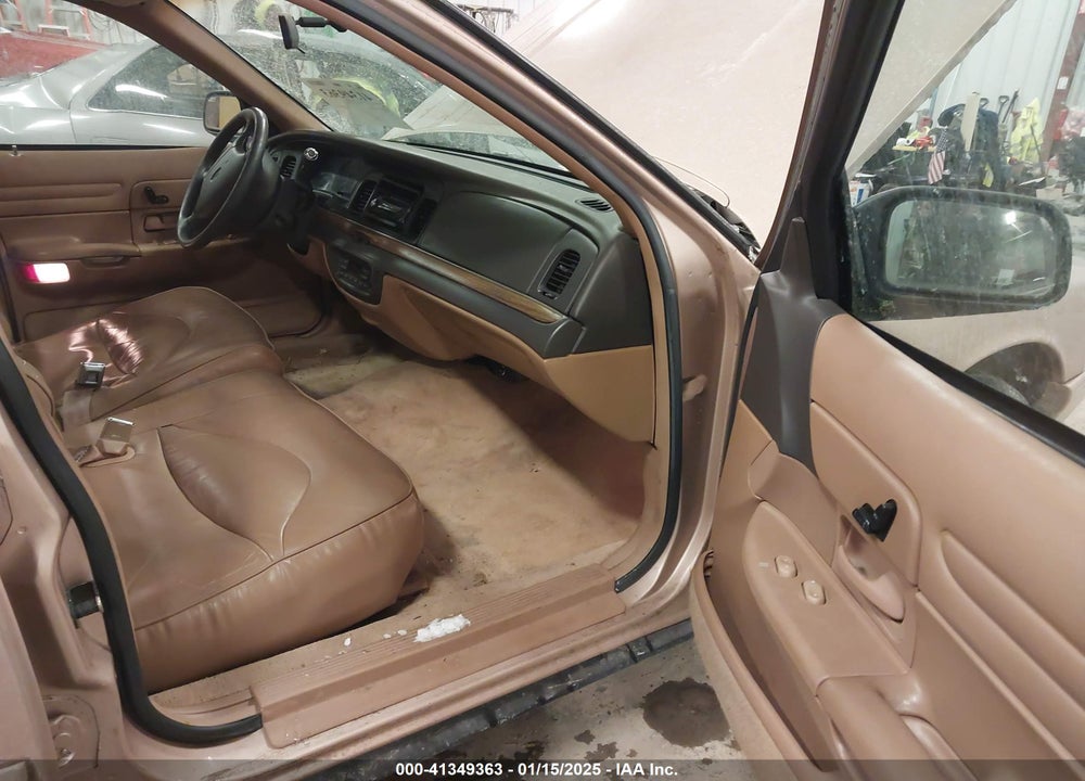 1996 FORD CROWN VICTORIA LX VIN: 2FALP74W2TX215990
