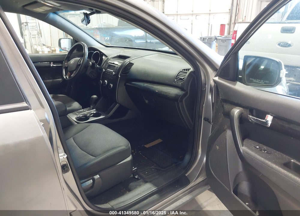 2011 KIA SORENTO LX VIN: 5XYKTCA13BG001634