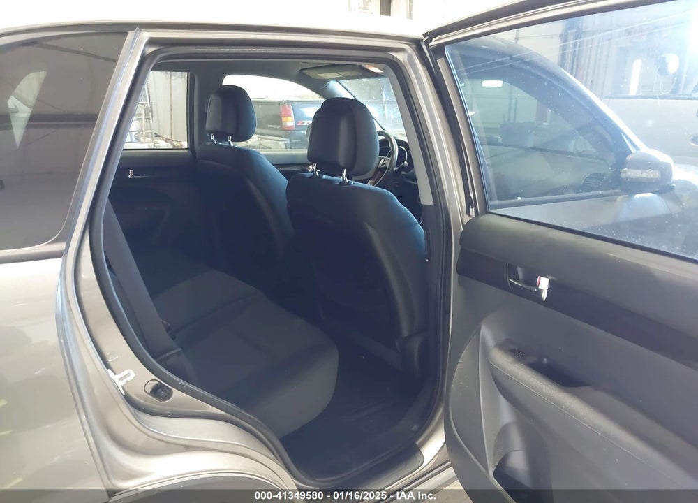 2011 KIA SORENTO LX VIN: 5XYKTCA13BG001634
