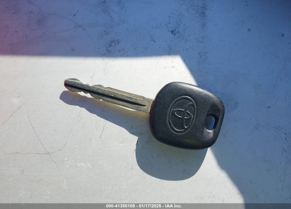 2005 TOYOTA COROLLA LE VIN: 1NXBR32E45Z504281