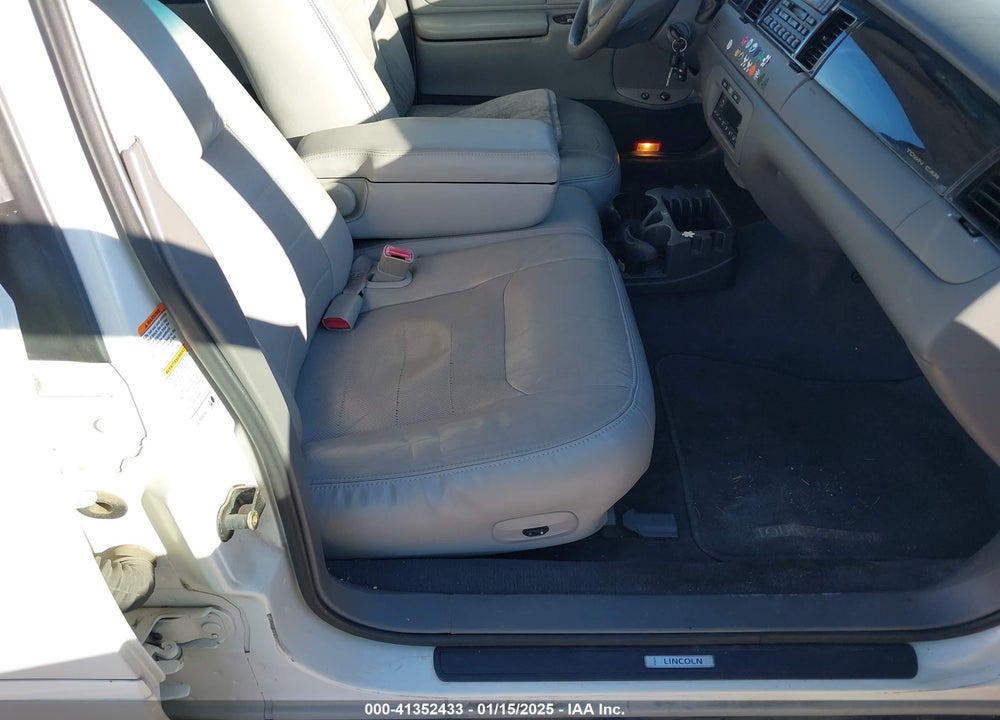 1999 LINCOLN TOWN CAR SIGNATURE VIN: 1LNHM82W0XY615243