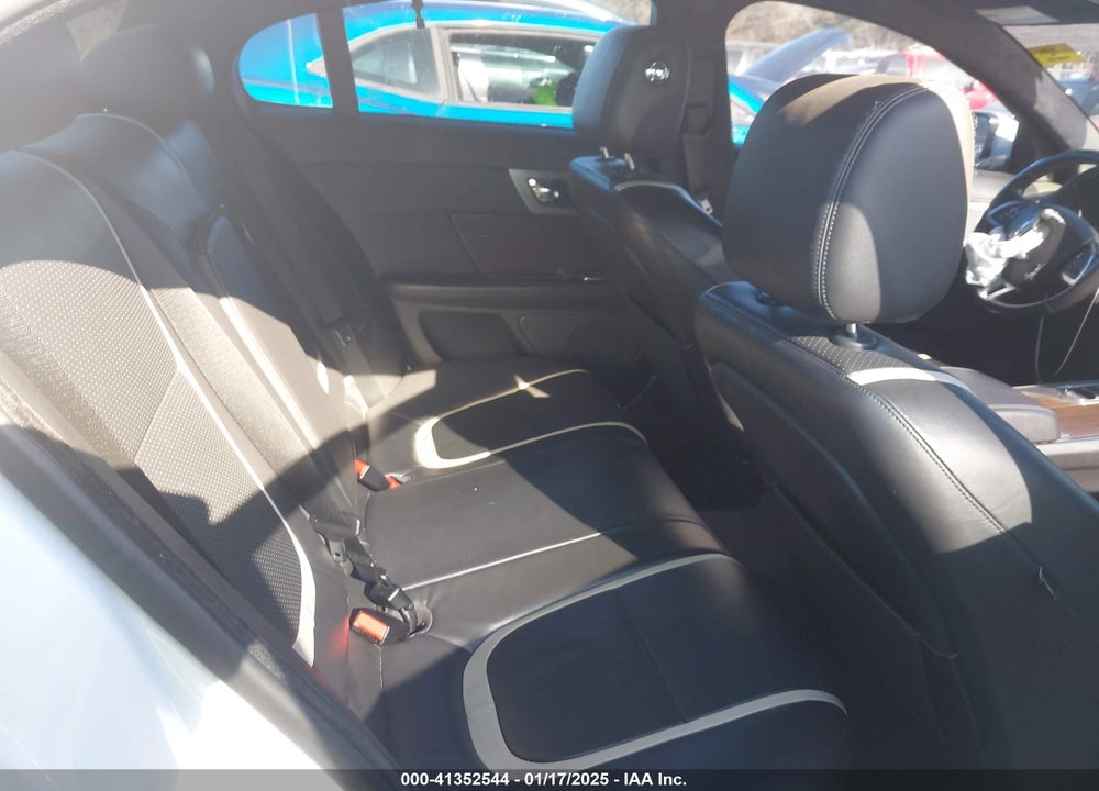 2015 JAGUAR XF 3.0 PORTFOLIO/3.0 SPORT VIN: SAJWA0F7XF8U64372