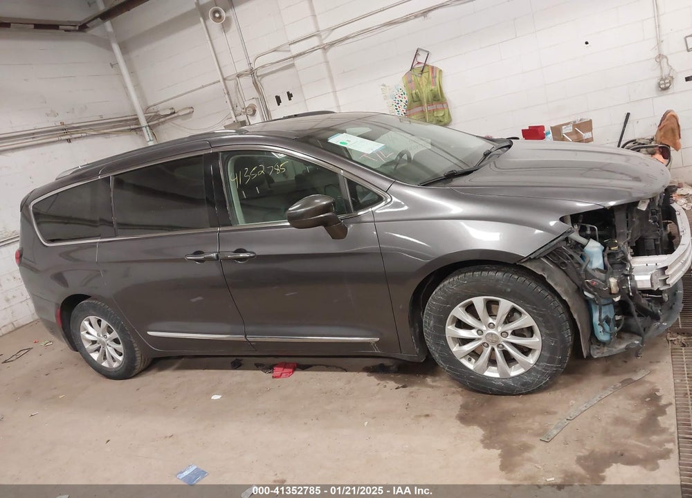2018 CHRYSLER PACIFICA TOURING L VIN: 2C4RC1BG7JR122778