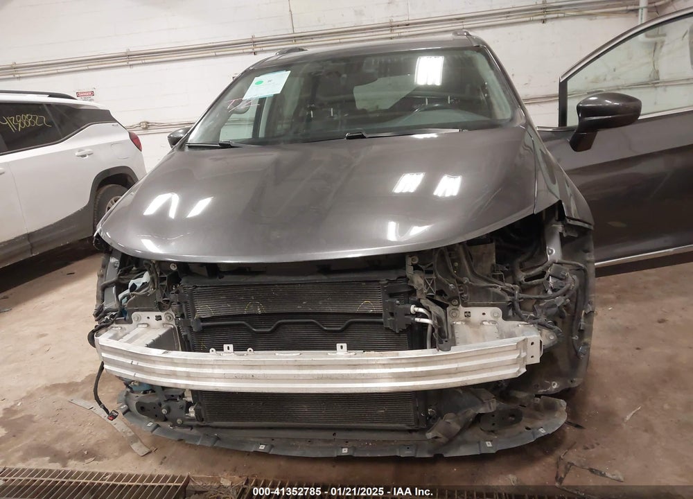 2018 CHRYSLER PACIFICA TOURING L VIN: 2C4RC1BG7JR122778
