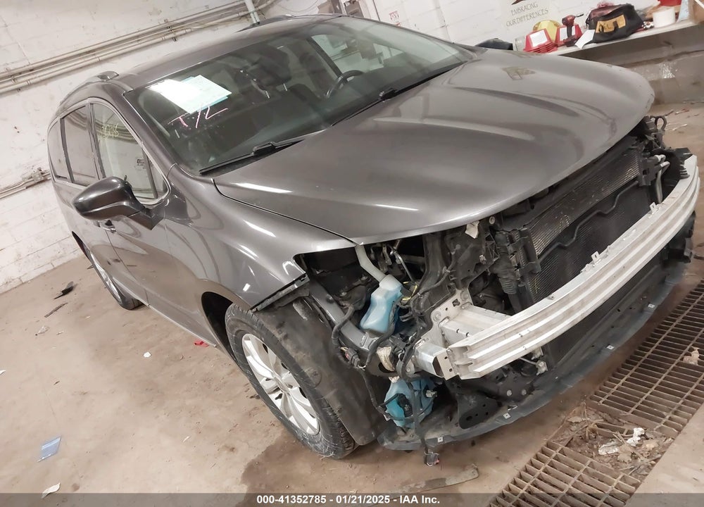 2018 CHRYSLER PACIFICA TOURING L VIN: 2C4RC1BG7JR122778