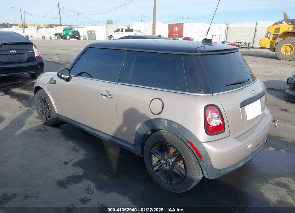 2013 MINI HARDTOP COOPER VIN: WMWSU3C58DT374833
