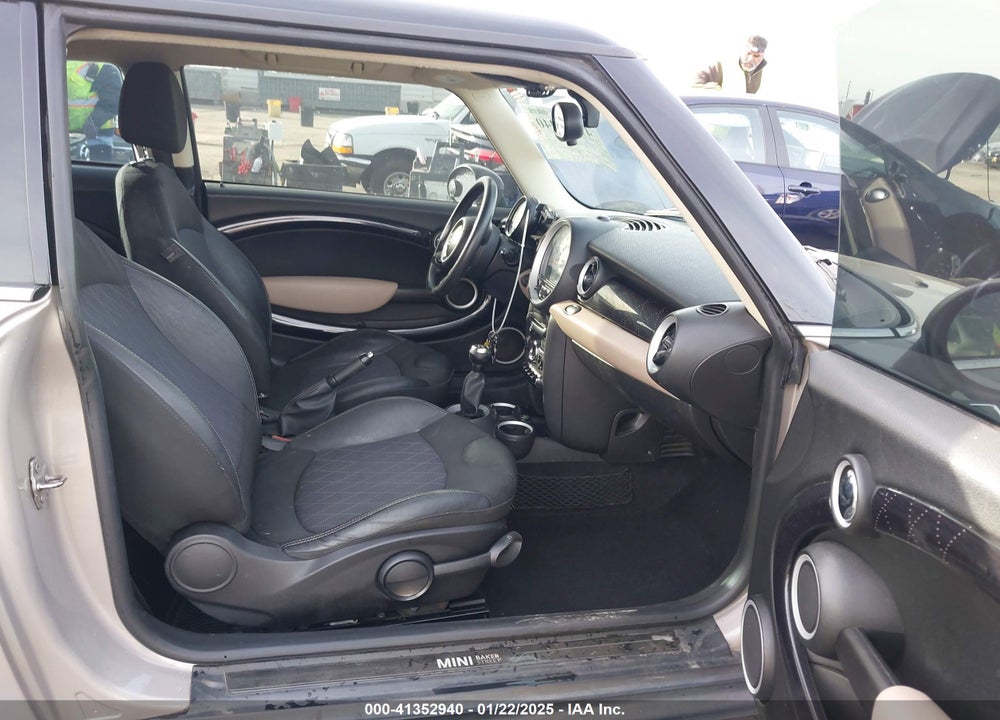 2013 MINI HARDTOP COOPER VIN: WMWSU3C58DT374833