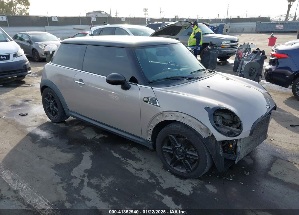 2013 MINI HARDTOP COOPER VIN: WMWSU3C58DT374833