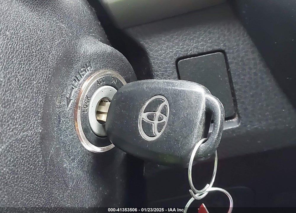 2018 TOYOTA RAV4 XLE VIN: 2T3RFREV9JW704760
