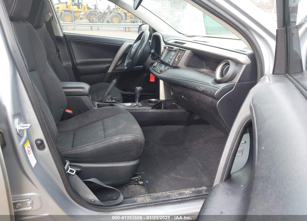 2018 TOYOTA RAV4 XLE VIN: 2T3RFREV9JW704760