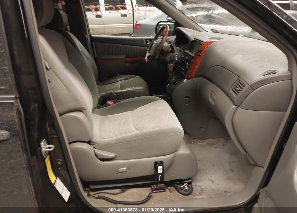 2008 TOYOTA SIENNA VIN: 5TDBK22C58S017116