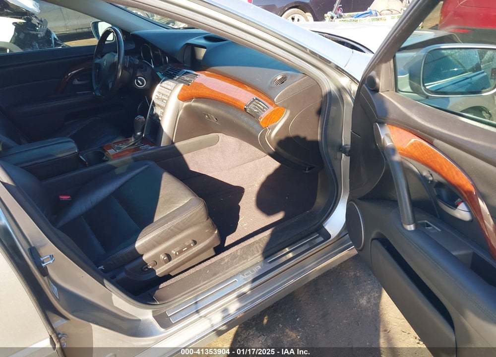 2010 ACURA RL 3.7 VIN: JH4KB2F66AC000108