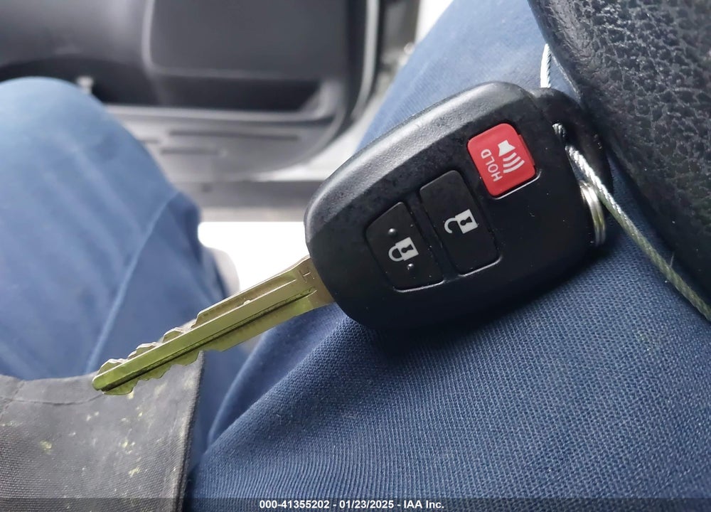 2015 TOYOTA RAV4 XLE VIN: 2T3RFREV8FW251173