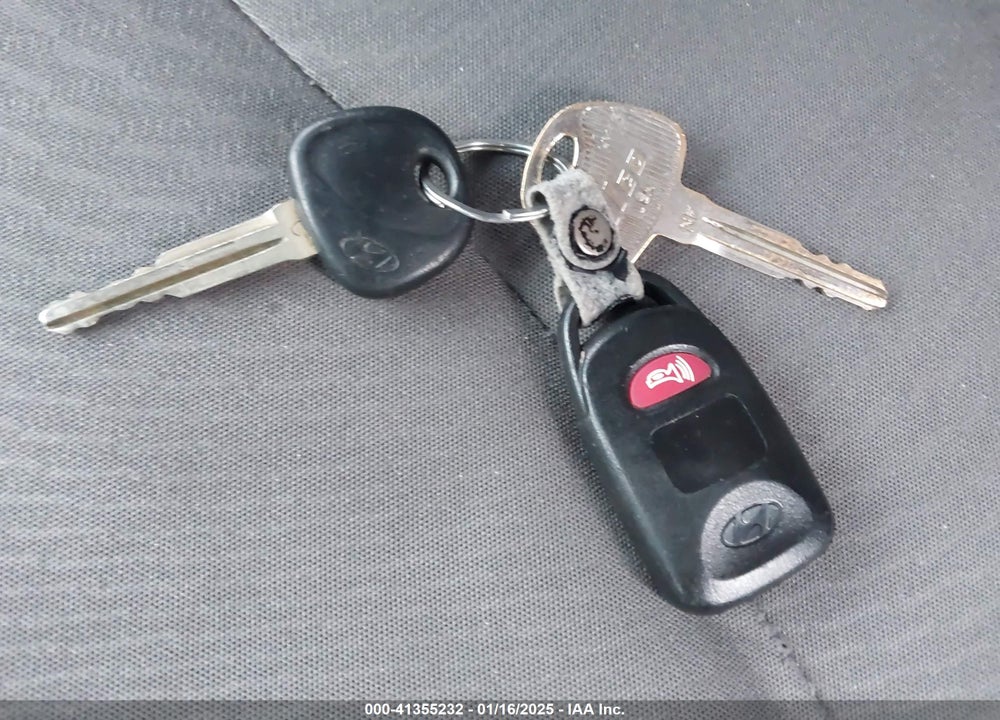 2016 HYUNDAI ELANTRA VIN: 5NPDH4AE5GH693592