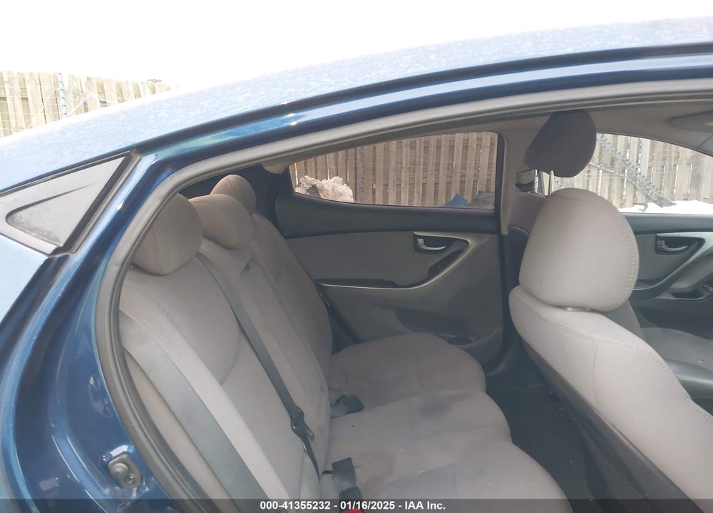2016 HYUNDAI ELANTRA VIN: 5NPDH4AE5GH693592