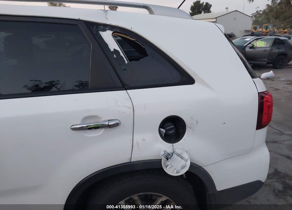 2015 KIA SORENTO LX VIN: 5XYKT4A60FG590620