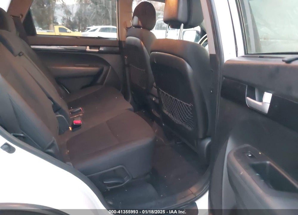 2015 KIA SORENTO LX VIN: 5XYKT4A60FG590620