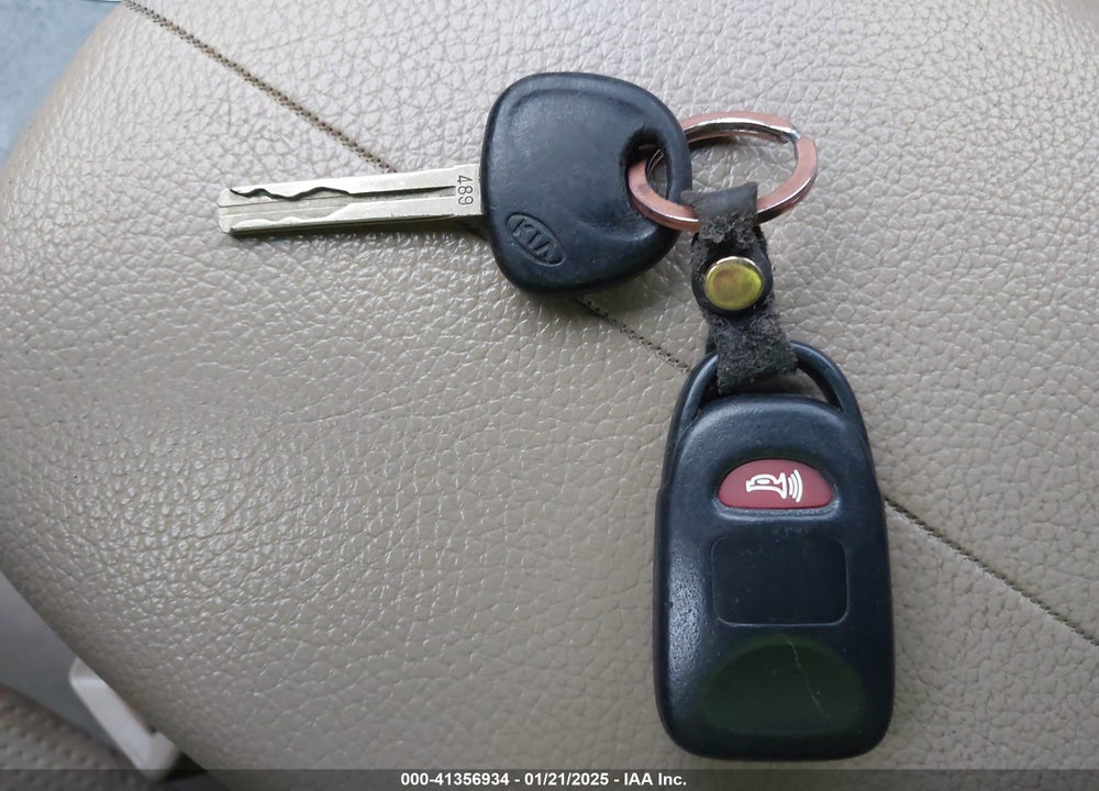 2011 KIA SORENTO LX VIN: 5XYKT3A15BG147274