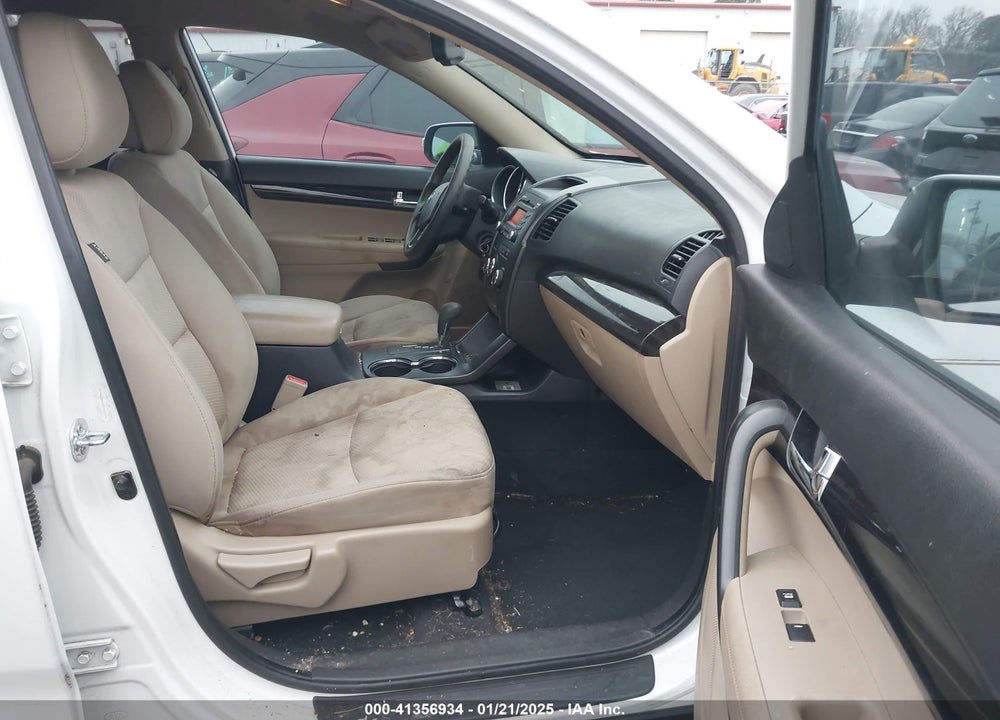 2011 KIA SORENTO LX VIN: 5XYKT3A15BG147274