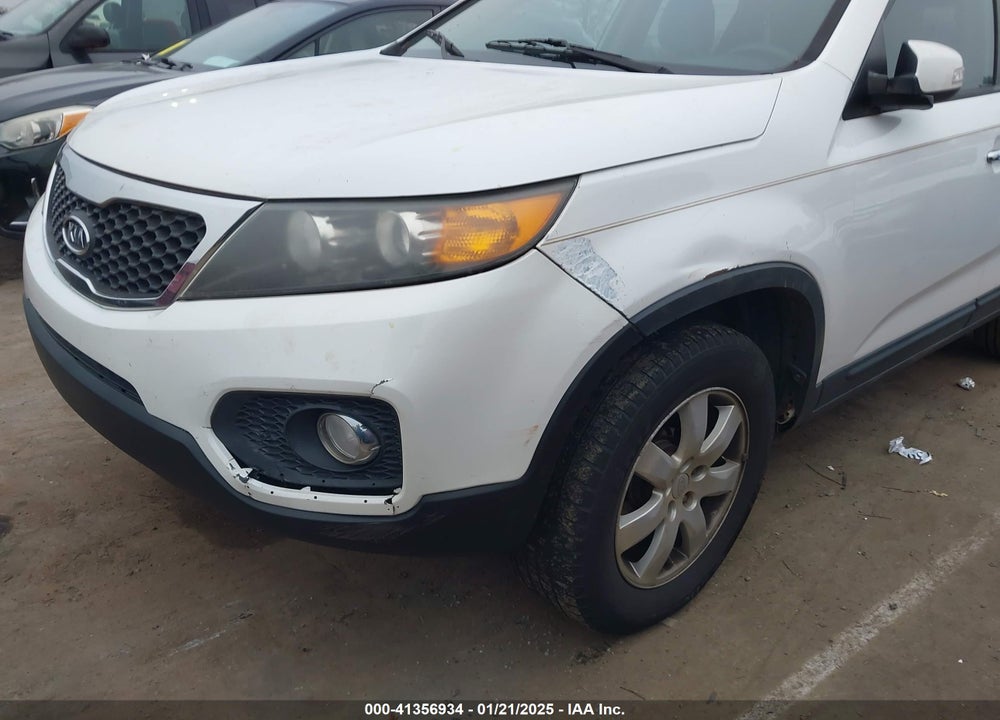2011 KIA SORENTO LX VIN: 5XYKT3A15BG147274