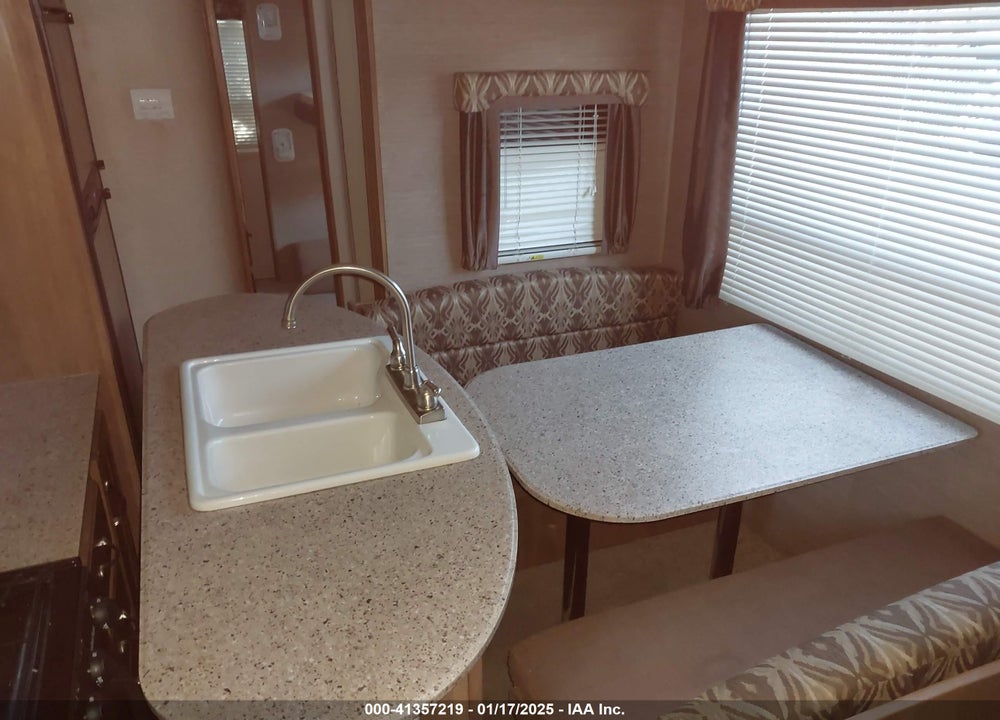 2015 FOREST RIVER CATALINA 333B VIN: 5ZT2CAYBXFT007359