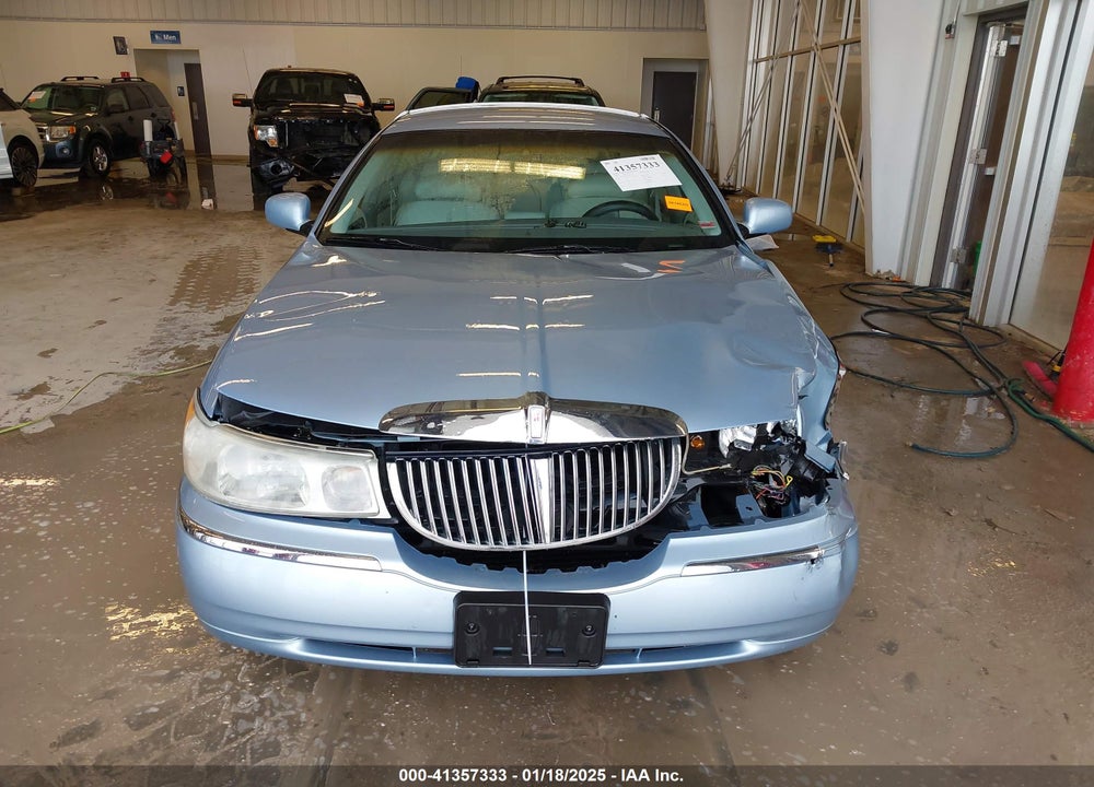 1998 LINCOLN TOWN CAR SIGNATURE VIN: 1LNFM82W8WY689953