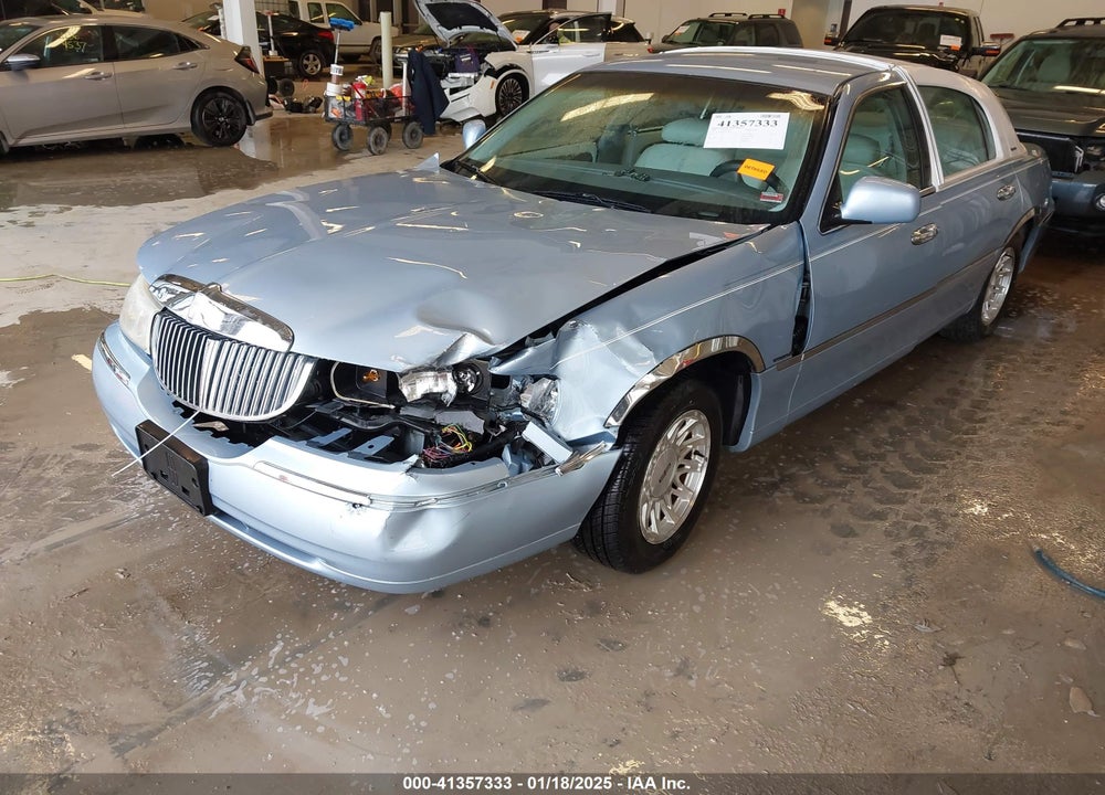 1998 LINCOLN TOWN CAR SIGNATURE VIN: 1LNFM82W8WY689953