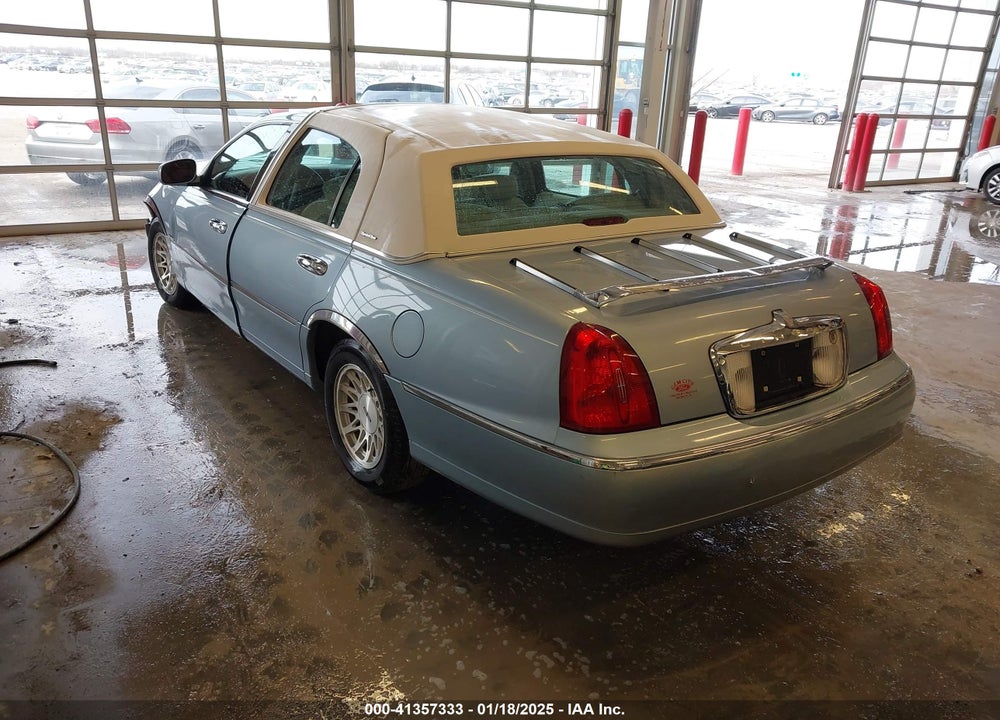 1998 LINCOLN TOWN CAR SIGNATURE VIN: 1LNFM82W8WY689953