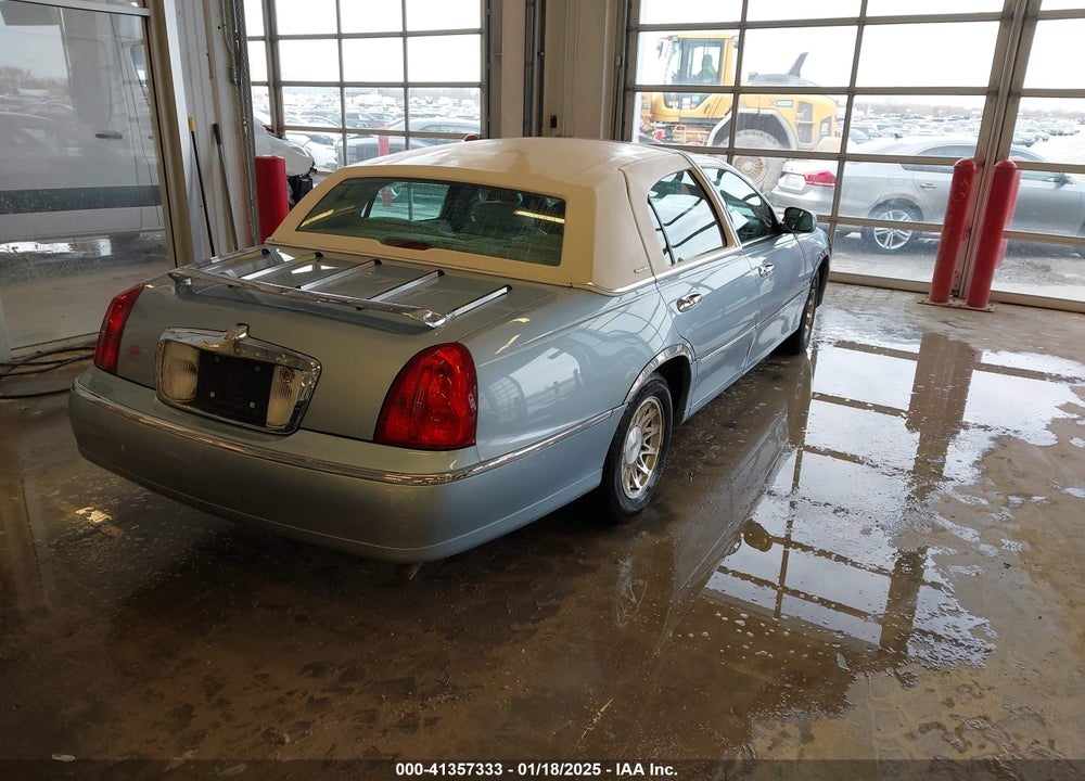 1998 LINCOLN TOWN CAR SIGNATURE VIN: 1LNFM82W8WY689953