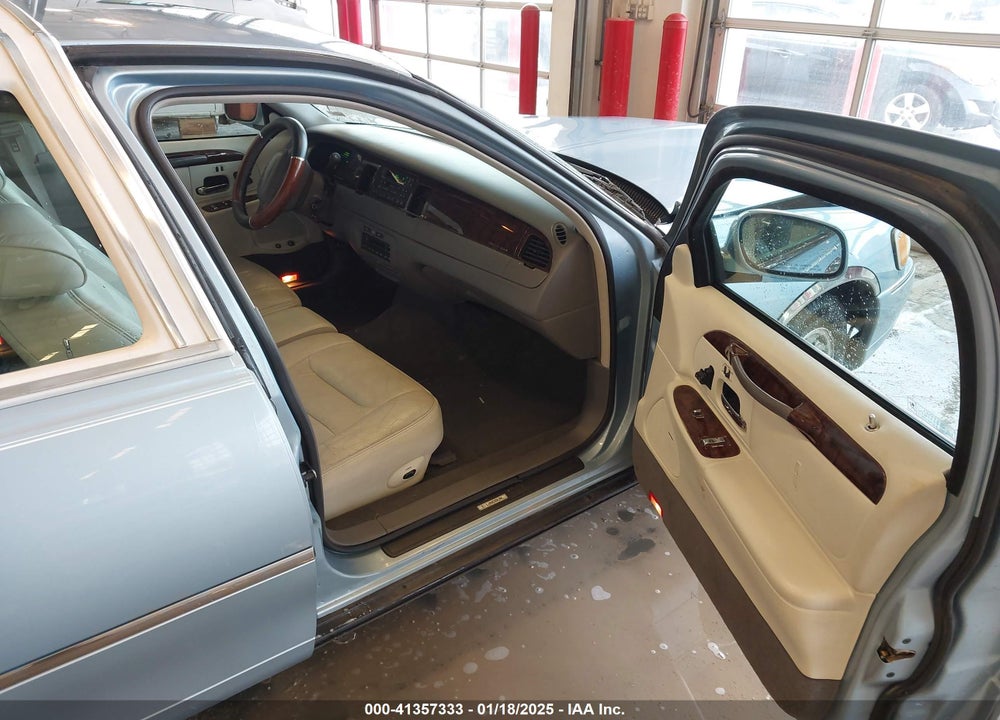 1998 LINCOLN TOWN CAR SIGNATURE VIN: 1LNFM82W8WY689953