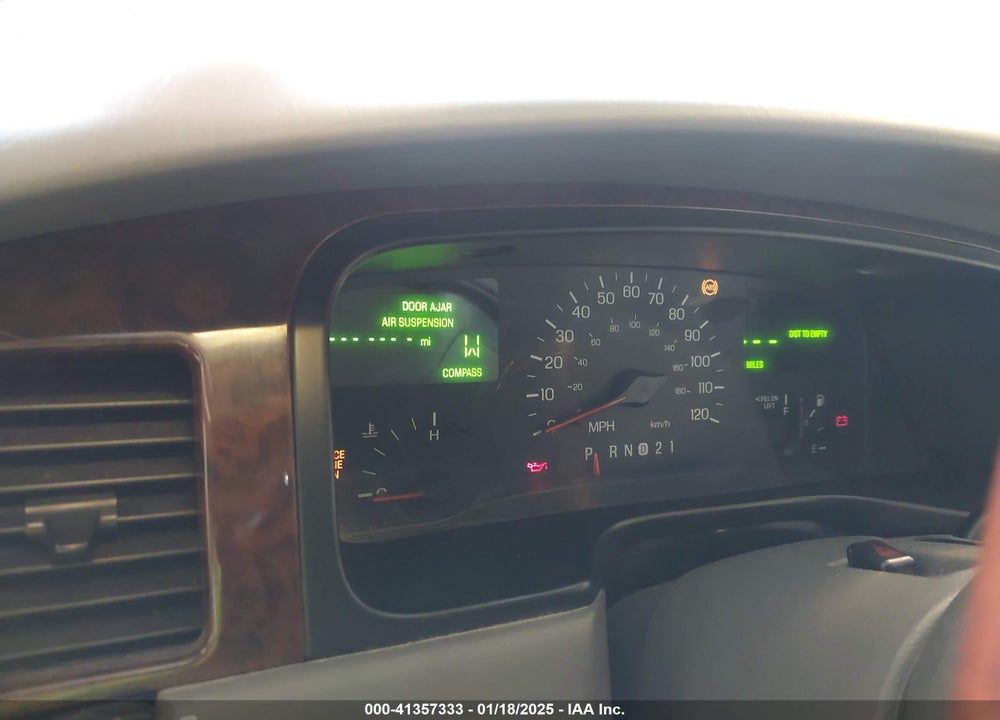 1998 LINCOLN TOWN CAR SIGNATURE VIN: 1LNFM82W8WY689953