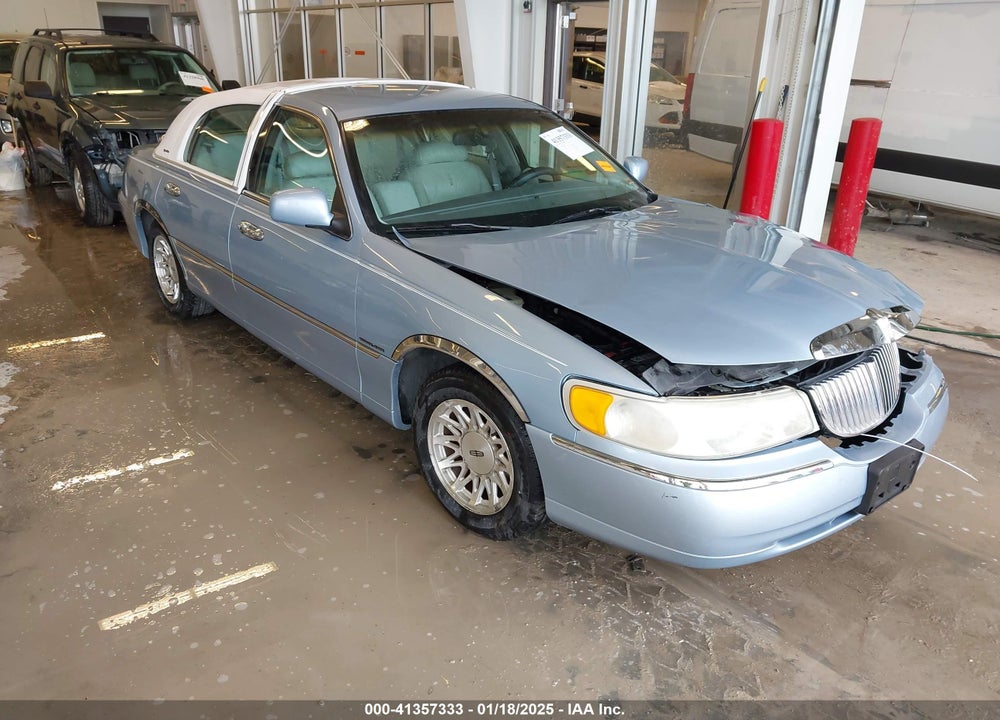 1998 LINCOLN TOWN CAR SIGNATURE VIN: 1LNFM82W8WY689953