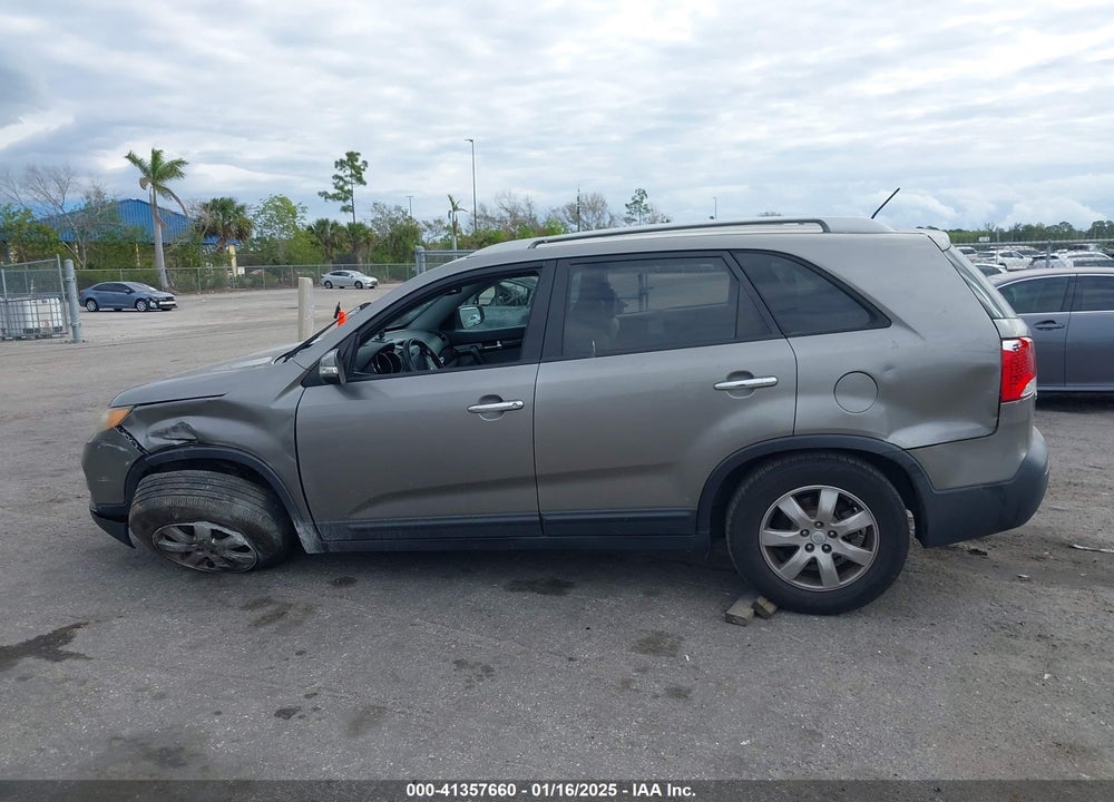 2011 KIA SORENTO LX VIN: 5XYKT4A14BG138426