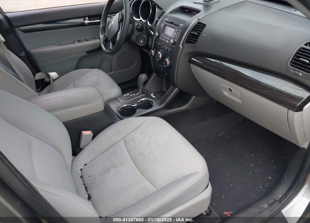 2011 KIA SORENTO LX VIN: 5XYKT4A14BG138426