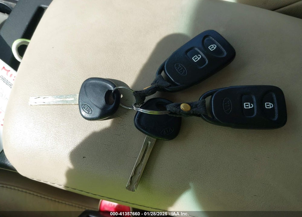 2011 KIA SORENTO LX VIN: 5XYKT4A14BG138426