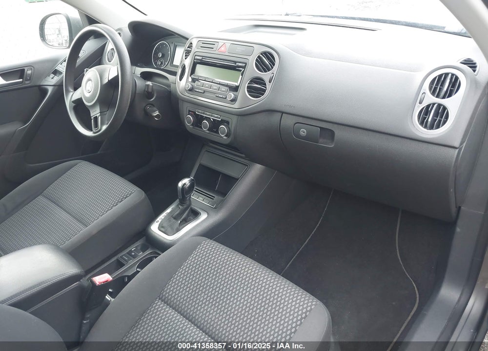 2011 VOLKSWAGEN TIGUAN S VIN: WVGAV7AX7BW538748
