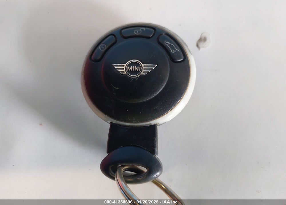2009 MINI COOPER CLUBMAN VIN: WMWML33559TN69257