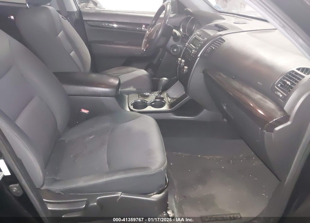 2011 KIA SORENTO LX VIN: 5XYKTDA15BG062831