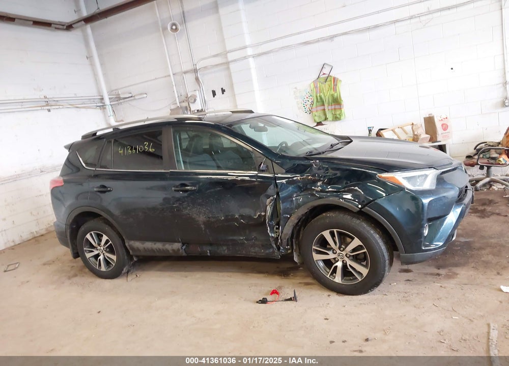 2017 TOYOTA RAV4 XLE VIN: 2T3RFREV8HW564825