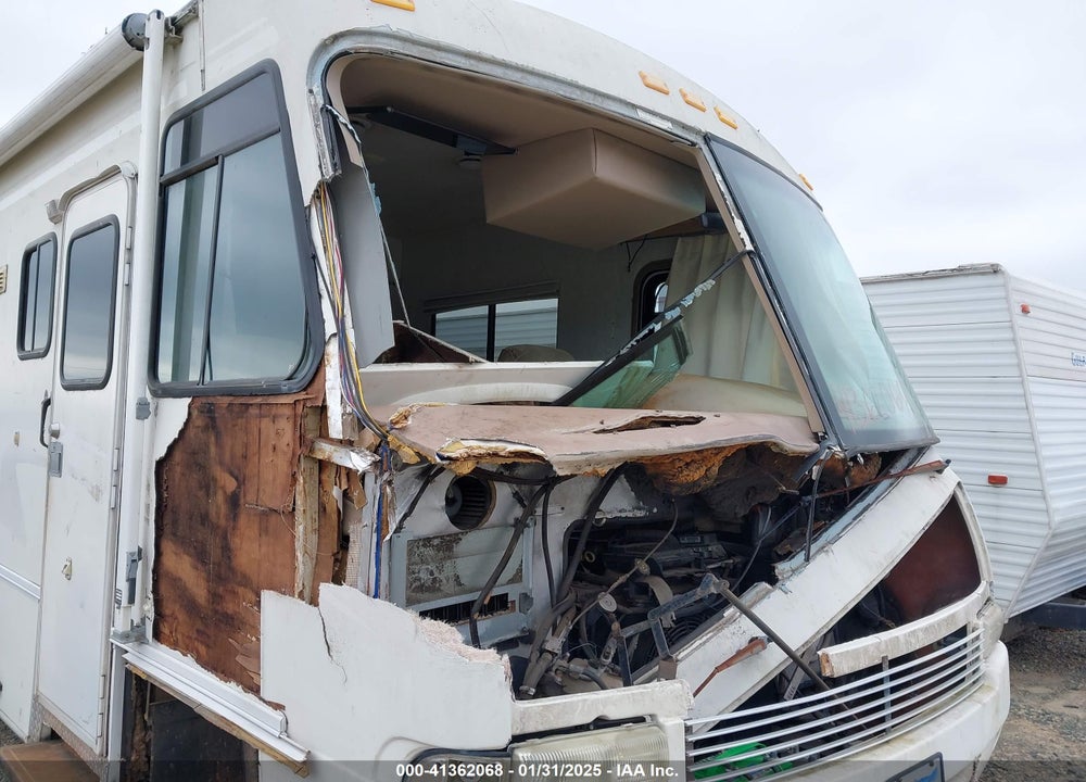 1999 WORKHORSE CUSTOM CHASSIS MOTORHOME CHASSIS P3500 VIN: 5B4JP37J5X3312104