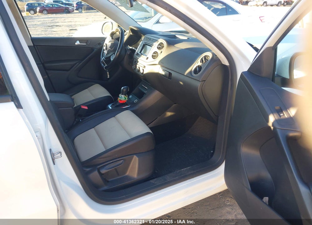 2016 VOLKSWAGEN TIGUAN VIN: WVGAV7AX1GW593199