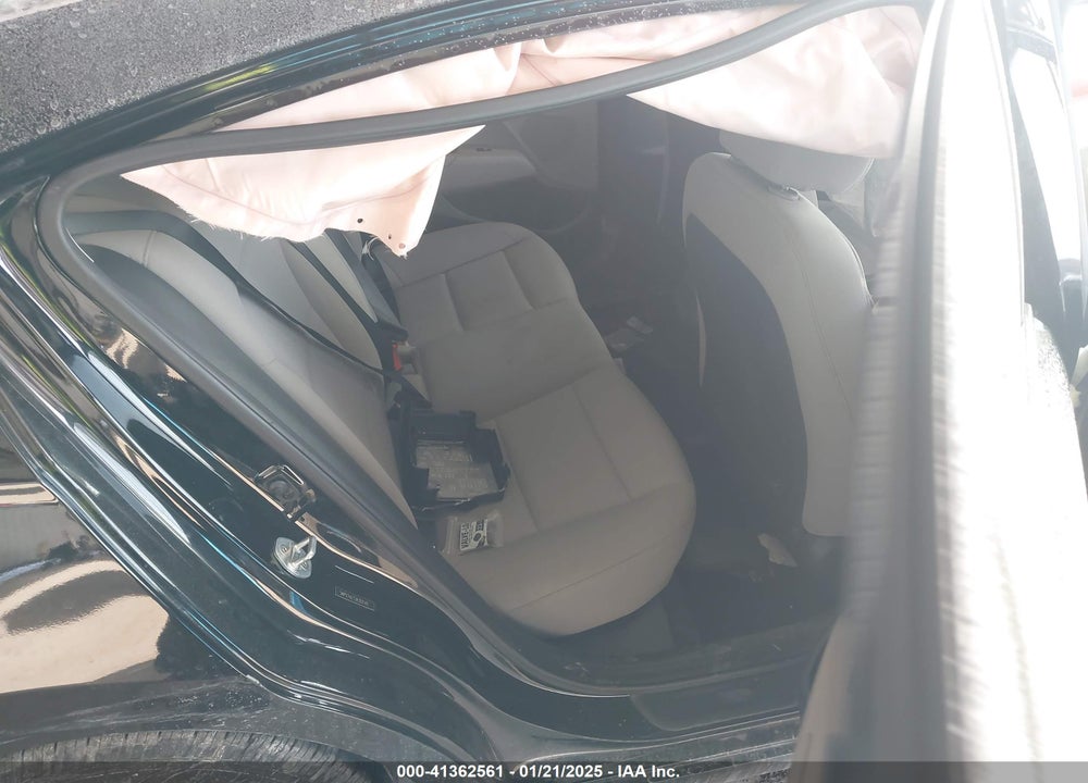 2018 HYUNDAI ELANTRA VIN: 5NPD74LF7JH352145