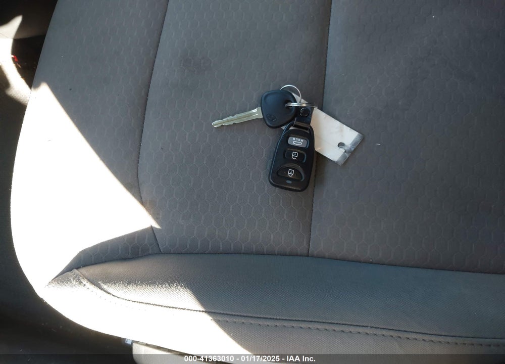 2019 HYUNDAI ELANTRA VIN: 5NPD74LF4KH492686