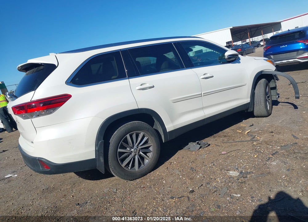 2019 TOYOTA HIGHLANDER XLE VIN: 5TDKZRFH5KS570558