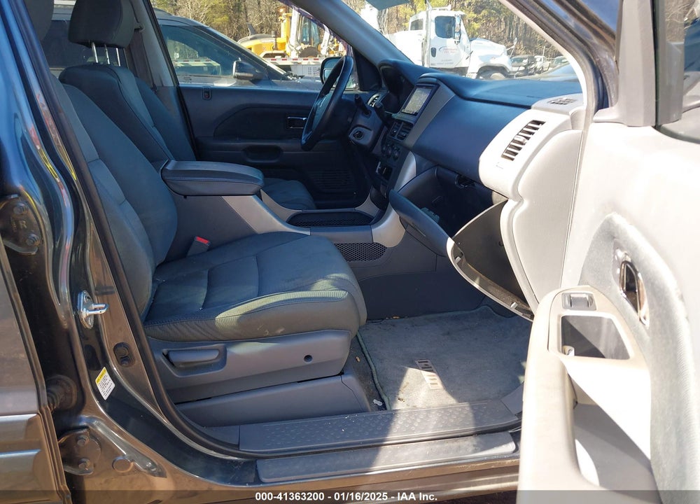 2006 HONDA PILOT LX VIN: 5FNYF28106B036209