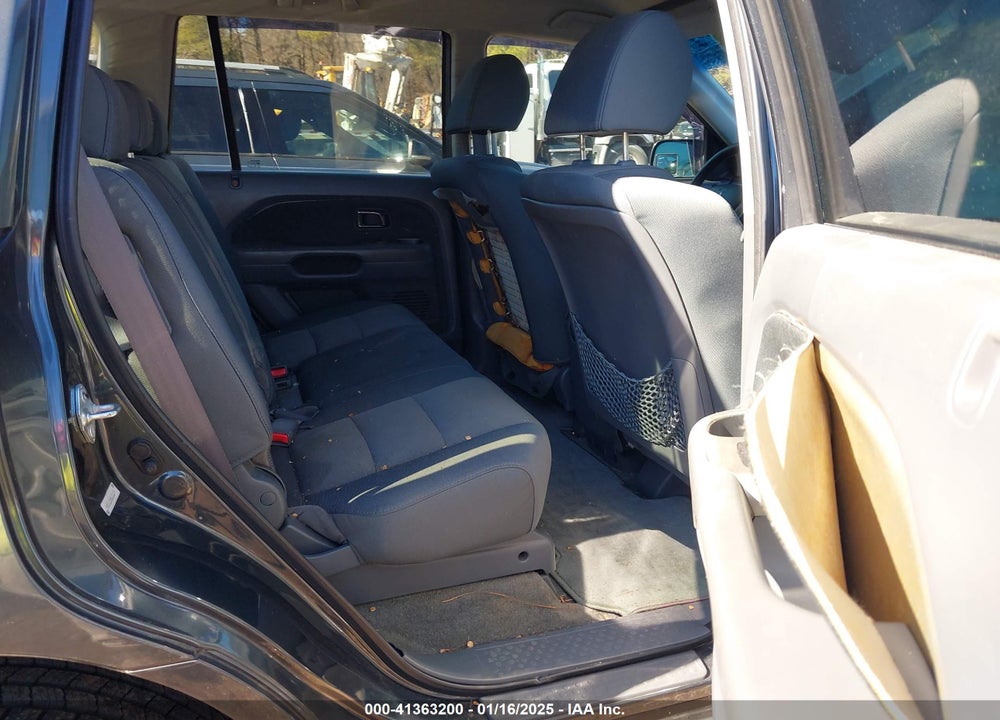 2006 HONDA PILOT LX VIN: 5FNYF28106B036209