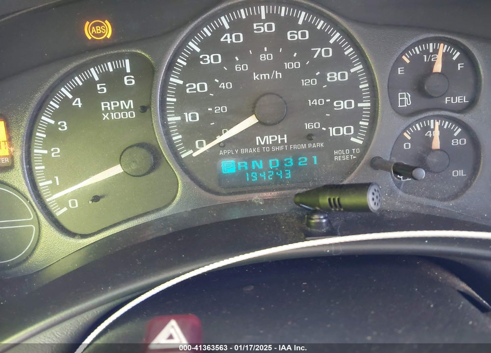 2001 CHEVROLET TAHOE VIN: 1GNEC13T21J303213