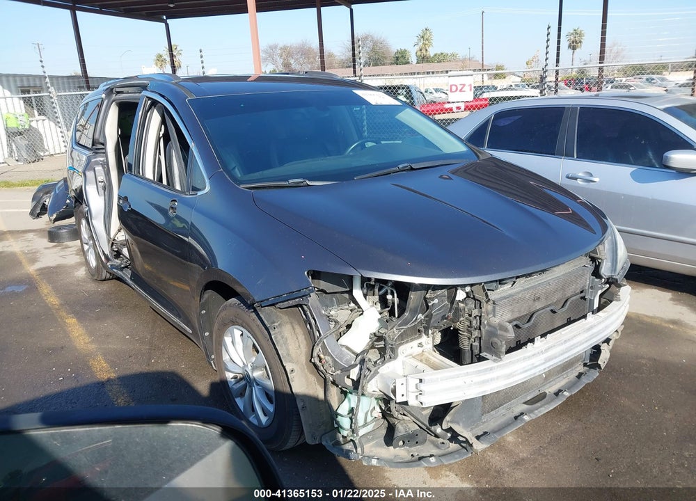 2018 CHRYSLER PACIFICA TOURING L VIN: 2C4RC1BG8JR119811