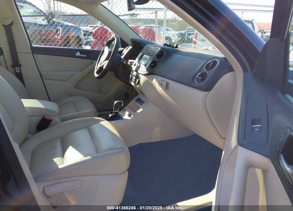 2011 VOLKSWAGEN TIGUAN SEL VIN: WVGBV7AX4BW530160
