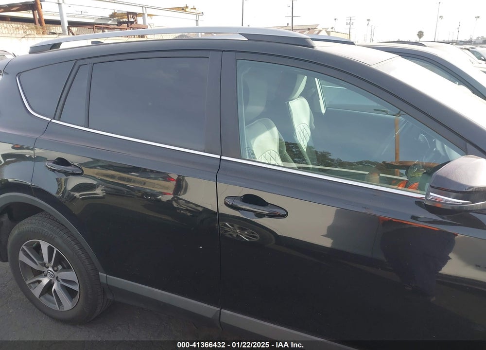 2017 TOYOTA RAV4 XLE VIN: 2T3WFREV2HW358659